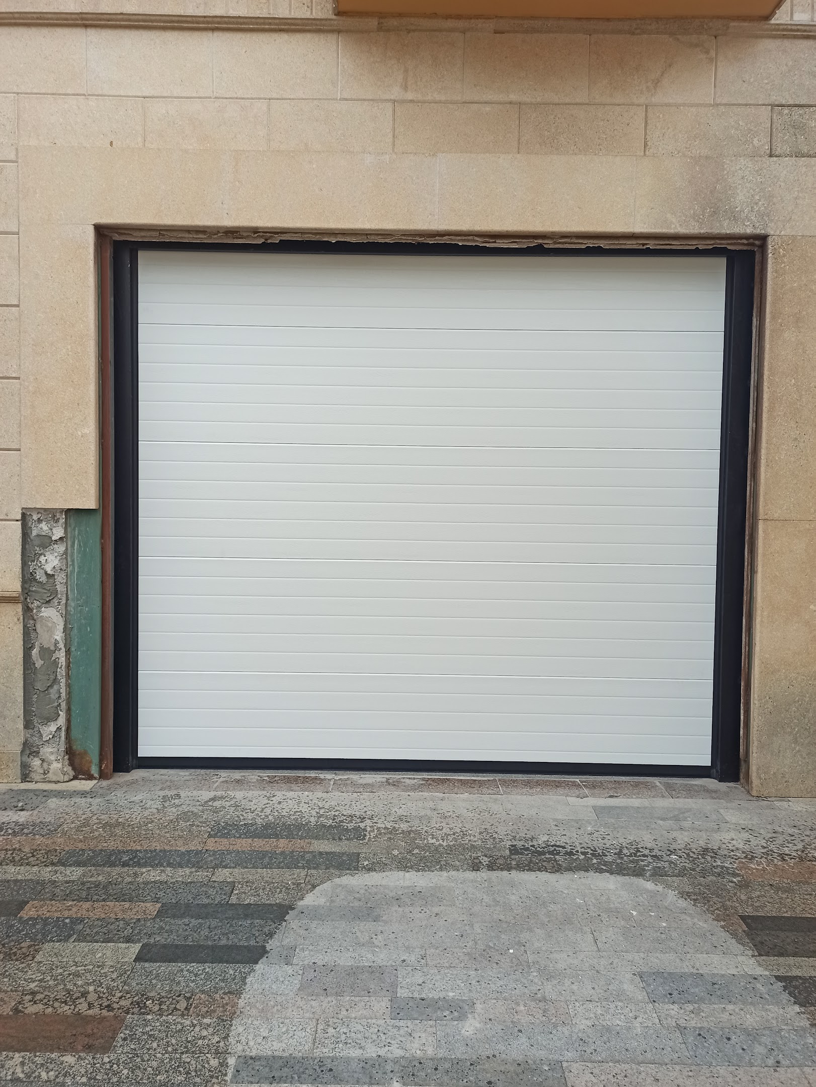 Puertas automáticas para comunidades de vecinos en Granada